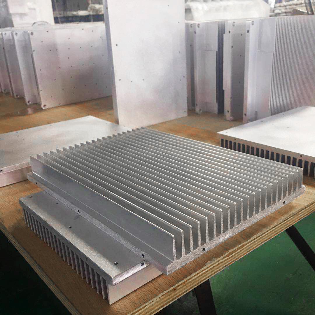 Flat back extruded aluminum heat sink